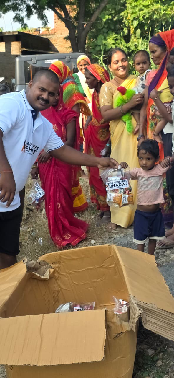 HFB team with children in flood-hit Kushinagar